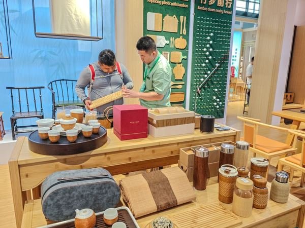 Estande de feira na China com utensílios e objetos de bambu