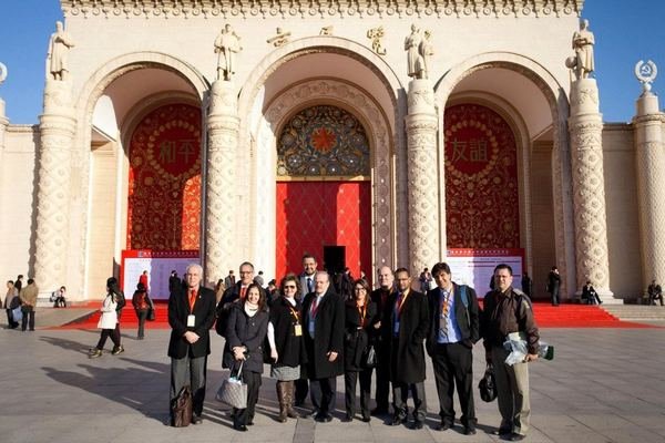 Comitiva reunida na entrada de um centro de eventos